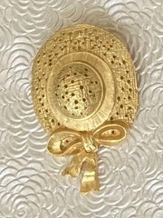 Vintage hat with dangle bow signed Casual Corner brooch pin
