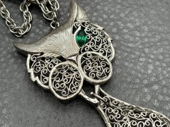 Vintage Silver Tone Filigree Cat Pendant Necklace Green Glass Eye Articulated