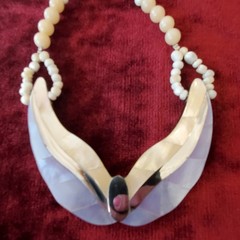 Vintage Mother Of Pearl Acrylic Inlaid Beaded Necklace In Cream And Lavender