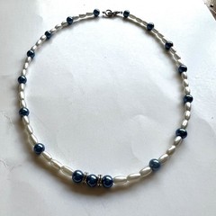 Vintage style blue &white faux pearl beaded choker necklace 16″ silvertone clasp