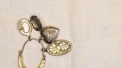 Vtg Gold Tone Locket Pendant Necklace & 28″ chain – 3 Sm Pendants on holder 1928