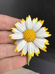 Vintage Enamel Flower Brooch Daisy