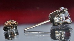(1)One single-14k yellow gold 1.00ct white topaz stud earring 0.6gr