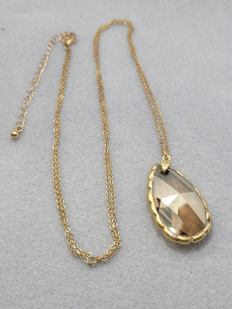 Vintage gold-toned chain with a faceted teardrop-shaped crystal pendant 32in +3.