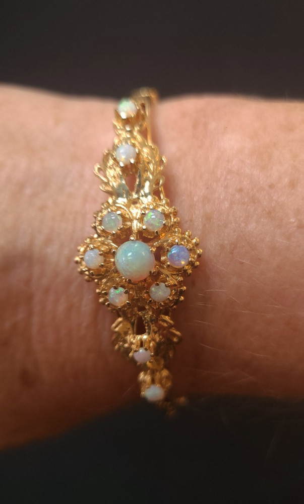 Exceptional Victorian 14 KT solid yellow gold and opal hinged bangle bracelet