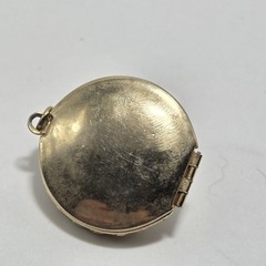 Vintage Faux Cameo Locket Mona Lisa Gold Tone & Pink Dimensional ~1 1/8″