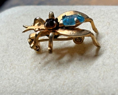 17mm TINY gold tone FLY INSECT Flying BUG Pin Brooch Lapel Blue Red RHINESTONE