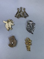 Lot of 5 Vintage to now brooch Pin Lot Christmas Holiday F23