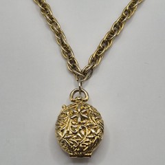 Vtg Gold Tone Embossed Locket Pendant Necklace Ornate Floral/Flower Leaves Chain