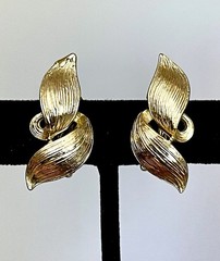Lisner Vintage 1960s Sculptural Leaf Gold Clip Earrings Mid Century Modern Retro