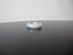 VINTAGE 1970s HONG KONG HANDMADE MOTTLE LIGHT GREEN JADE 2MM X 6MM BAND SZ 11.25