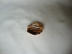 VTG 1970s SCALLOPED SEASHELL GOLD TONE HINGED W/ SAFETY CATCH DRESS/SCARF CLIP