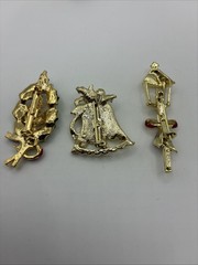 Vintage Christmas Brooch Pin Lot ART KC Wreath Bells Reindeer Flower 8 Pc Read