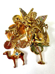 Vintage Brooch Kirks Folly Charms Travel Adventure Dangle Goldtone