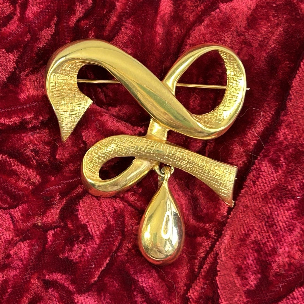 Vtg CASUAL CORNER Pin Brooch Signed Gold Tone Twisted Ribbon Articulated Drop