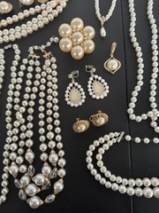 Huge-estate-jewelry-Lot-Faux Pearl- Costume Jewelry Lot B 32 Pieces