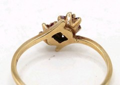 vtg 10K Yellow Gold Ring Sz 8.75″ w 2 Flower 12 Rubies & 2 Diamonds Dainty-2.67g