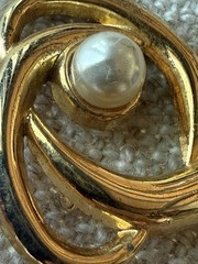 VINTAGE AAI CLASSIC GOLD KNOT WITH FAUX PEARL BROOCH PIN