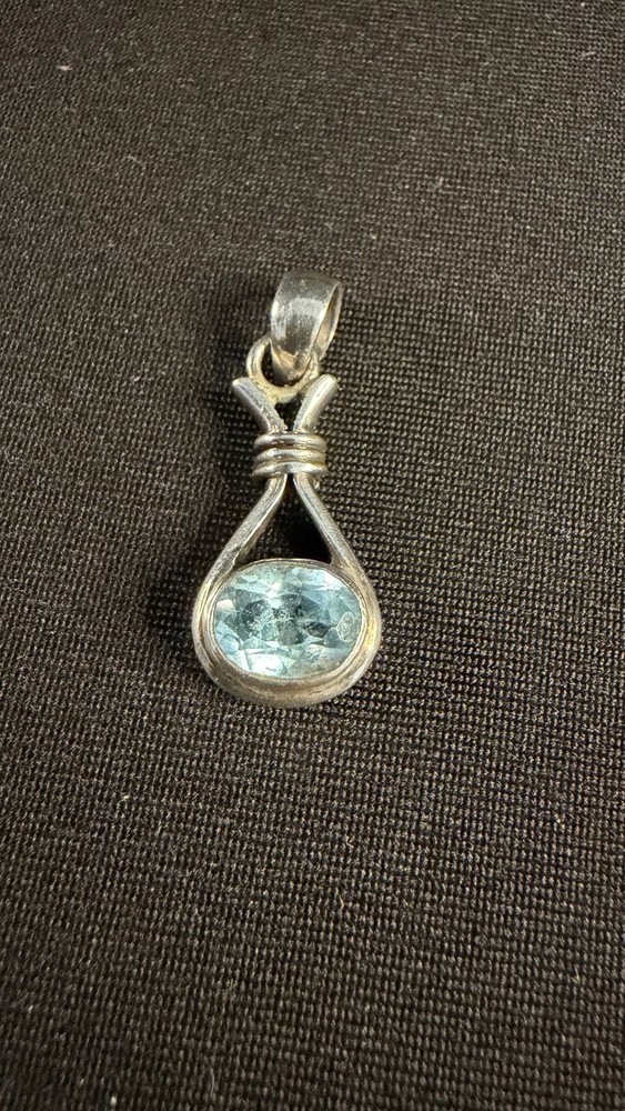 Vintage Sterling Silver Pendant Set with a Beautiful Facetted Aquamarine