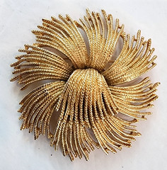 Monet burst textured gold metal pin brooch classic jewelry vintage MCM
