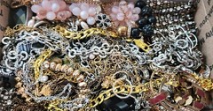 BEAUTIFUL VINTAGE JEWELRY LOT 2LBS #1 (U Get What U C In Pics:)