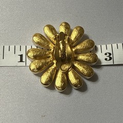VTG GIVENCHY DAISY ONE CLIP ON EARRING