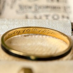 SUPERB ANTIQUE ENGLISH 18K GOLD BLACK ENAMEL MINIMAL MOURNING BAND RING 1870
