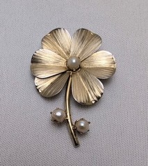 VINTAGE 2″ GOLDTONE FLOWER BROOCH/PIN W/3 CULTURED GENUINE PEARLS 6MM
