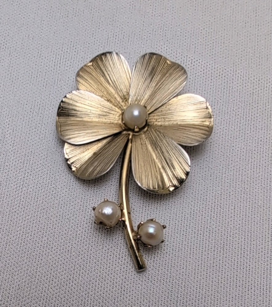 VINTAGE 2″ GOLDTONE FLOWER BROOCH/PIN W/3 CULTURED GENUINE PEARLS 6MM