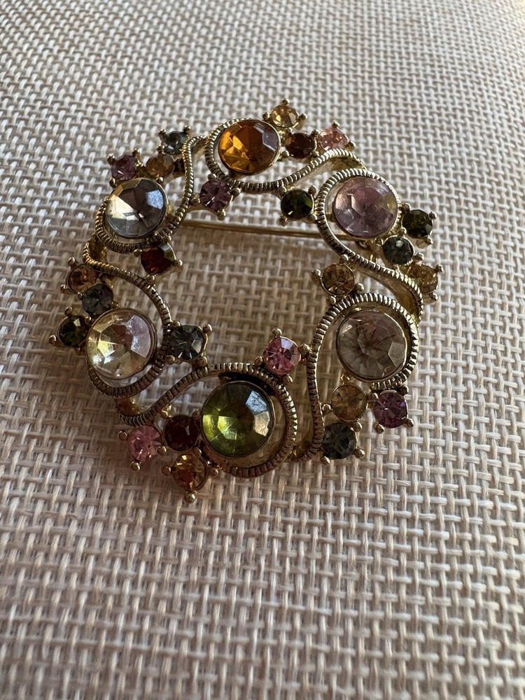 Gorgeous signed Monet multi colored jewel on open wreath goldtone