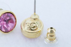 STUNNiNG SWAROVSKi SOLiTAiRE PiNK CRYSTAL GOLD BEZEL PiERCED POST EARRiNGS