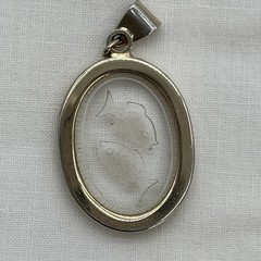 Vintage Reverse Carved Glass Intaglio Pisces Zodiac Gold Tone Pendant 1” x 1.25”