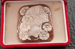 Vintage square shape Sardonyx shell came carved “Profiles of Young Girls” (83ct)