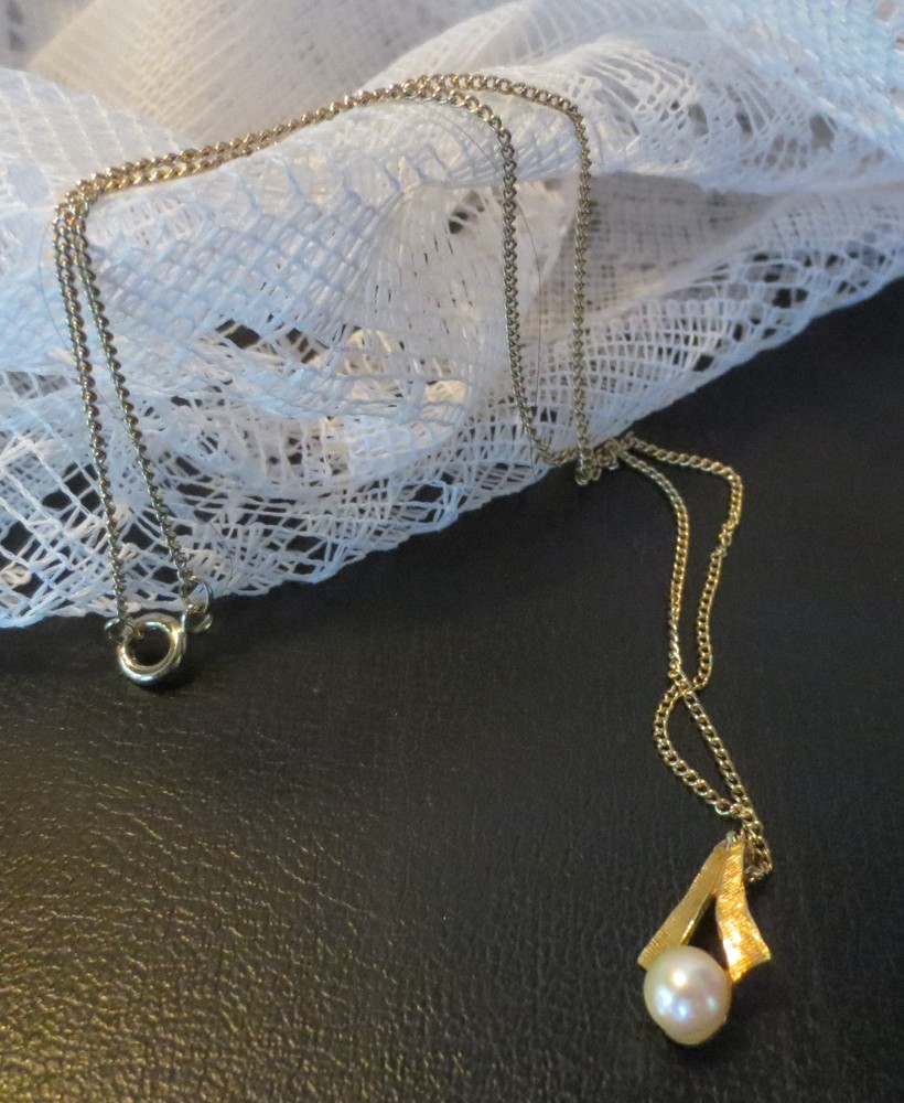 PEARL PENDANT NECKLACE Yellow Gold Tone Elegant Setting 1950s Dainty Tiny Links