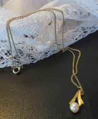 PEARL PENDANT NECKLACE Yellow Gold Tone Elegant Setting 1950s Dainty Tiny Links