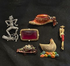 22 VINTAGE BROOCH COSTUME JEWELRY LOT HEARTS MOTHERS DAY FLOWER AVON JJ GERRYS