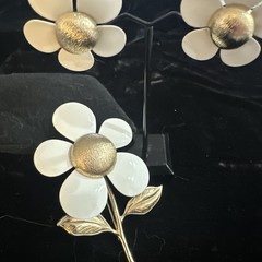 Vintage 1968 Sarah Coventry Flower Flattery White Gold Enamel Brooch w Earrings