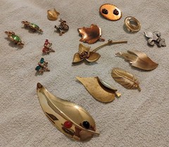 Lot of 15 Vintage Beauty/Fashion Mostly Goldtone Brooches 1960s – 1980s READ
