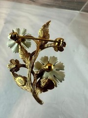 Joan Rivers Floral Enamel White Daisy Gold Tone Stem Blue Cabochon Brooch Pin