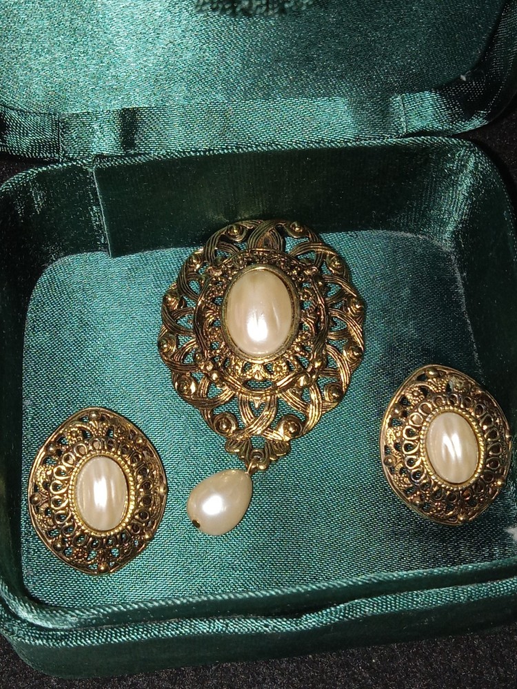 Vintage Faux Pearls Pendant/ Brooch with Earings Set in Small Jewlery Case
