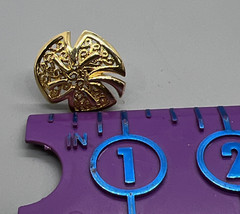 Vintage Gold Tone Clip On Earrings Filigree Fan Clover Design Textured Statement