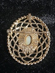 Signed Sarah Coventry Womens Oval Cameo Portrait Brooch Pin Gold Tone Blue/White