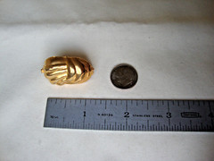 VTG RETRO MOD SCALLOPED SHELL GOLD TONE HINGED W/SAFETY CATCH DRESS/SCARF CLIP