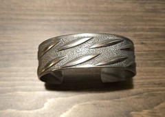 VINTAGE CUFF BRACLET MEASURES APPROX 3.2 INCHES ACROSS AND 1 INCH WIDE
