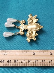 Vintage Gold Tone Faux Pearl Flear-de-liz Brooch Pin
