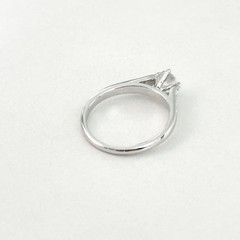 Ladies 18K White Gold Plated Clear CZ Sparkly Engagement Style Band Ring Size 9