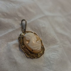 Vintage 14K Solid Yellow Gold Carved Shell Cameo Pendant Left Facing Filigree 2g