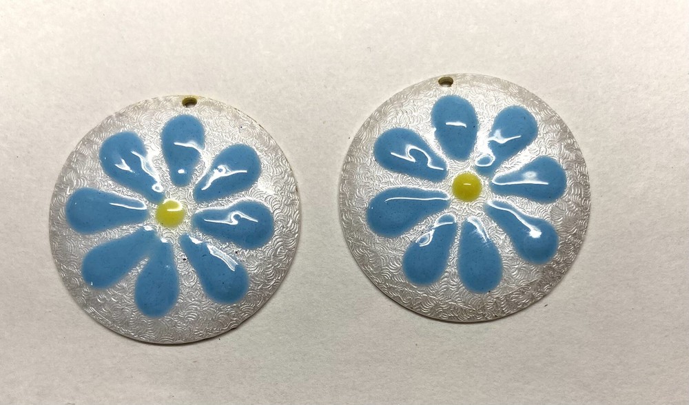 26x Vtg. Guilloche Enamel Charm – Lg. Round charm shape- blue Daisy Flower