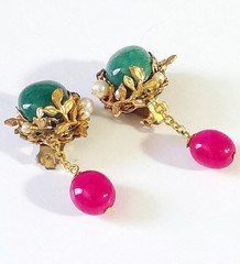 MIRIAM HASKELL 50’S GILT BRASS DANGLE EARRINGS: JADE & RUBY PÂTÉS DE VERRE BEADS