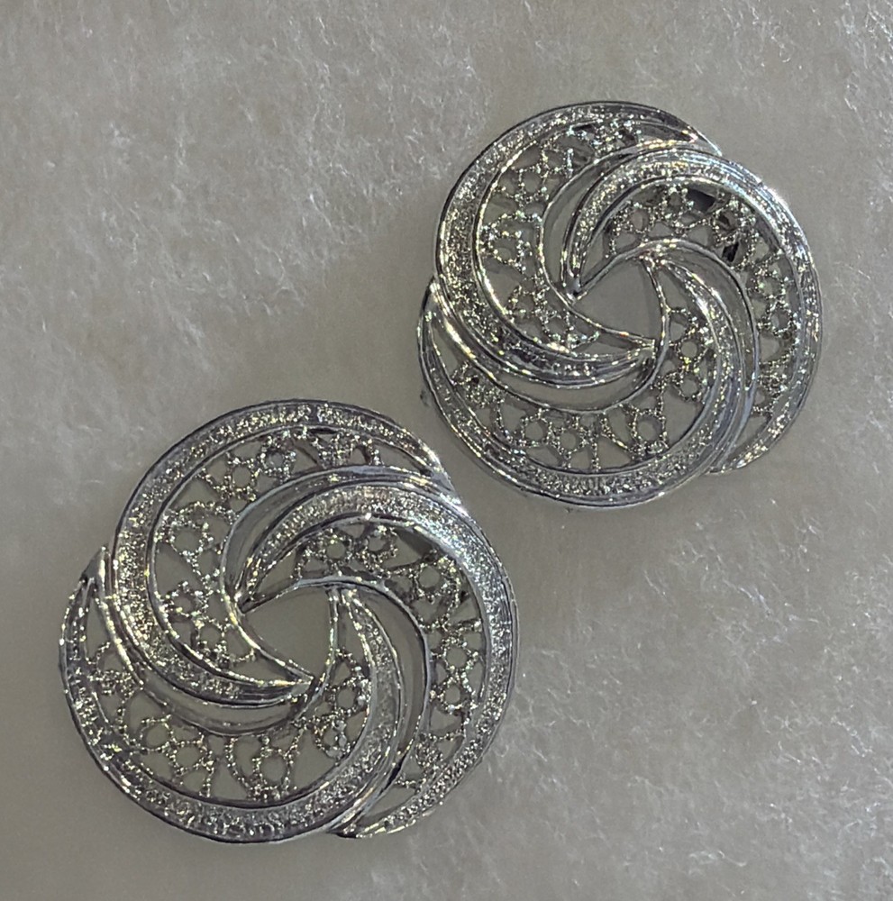 Gerry’s Set of 2 Round Brooch Pins Textured Silver Tone Vintage 1.5”